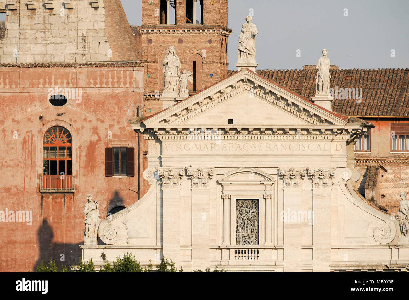 Basilique Santa Francesca Romana (Basilique de Santa Francesca Romana) avec le Campanile (clocher) et Colosseo (Colisée) in Foro Romano (Forum Romanu Banque D'Images