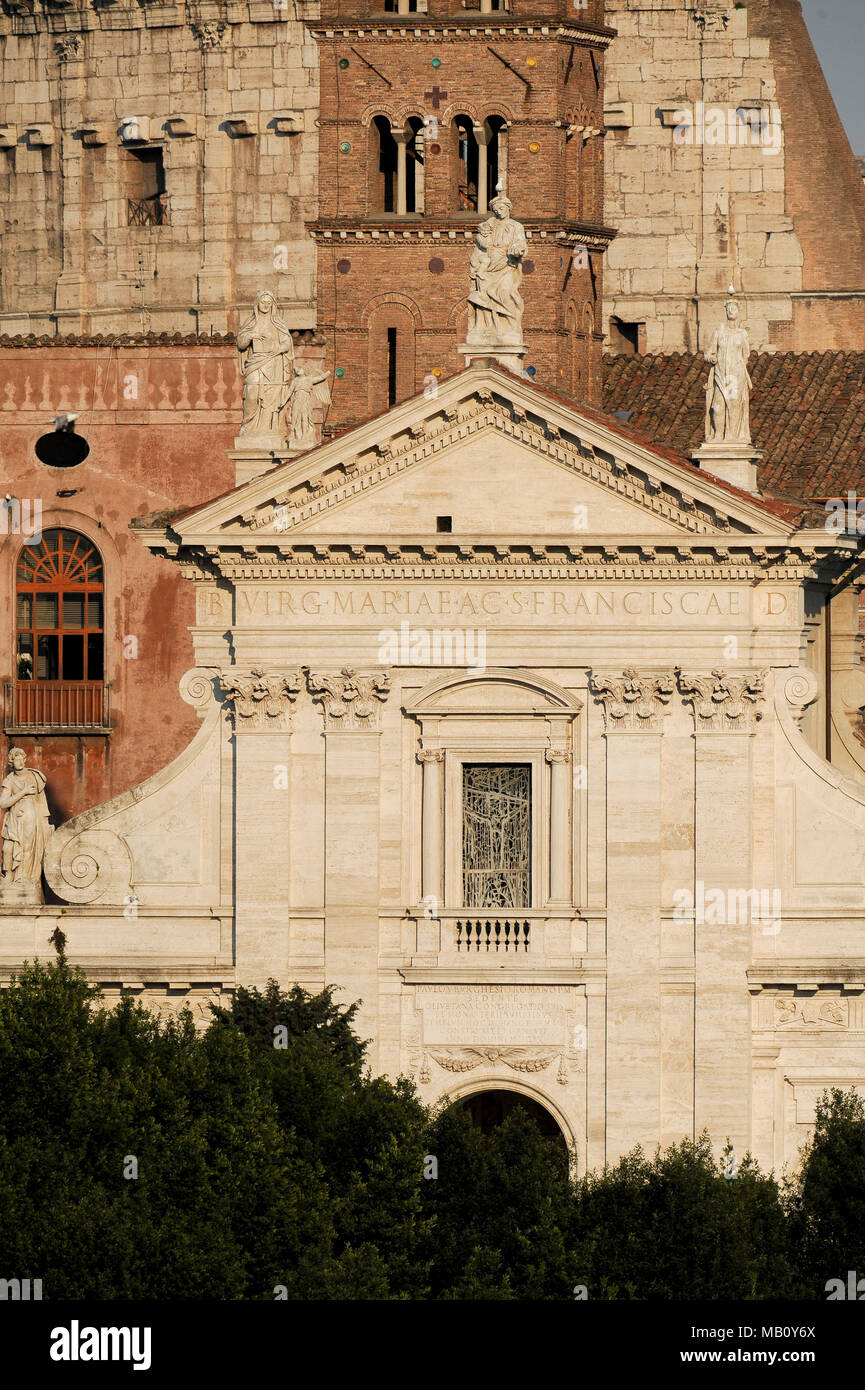 Basilique Santa Francesca Romana (Basilique de Santa Francesca Romana) avec le Campanile (clocher) et Colosseo (Colisée) in Foro Romano (Forum Romanu Banque D'Images