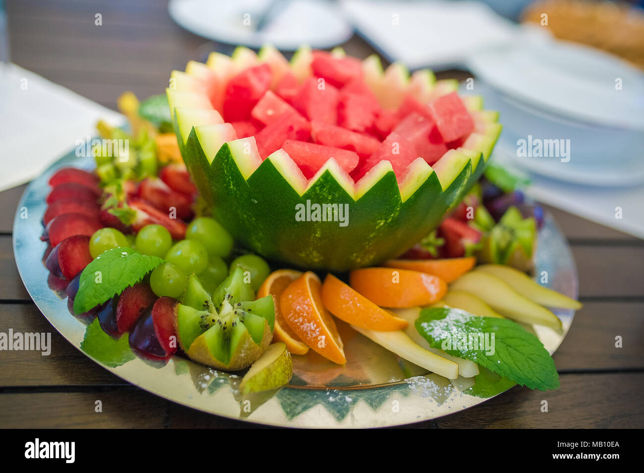Assiette de fruits frais Photo Stock - Alamy