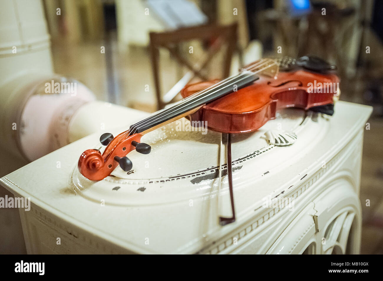 Violon sur commode blanche Banque D'Images Violon sur commode blanche Banque D'Images