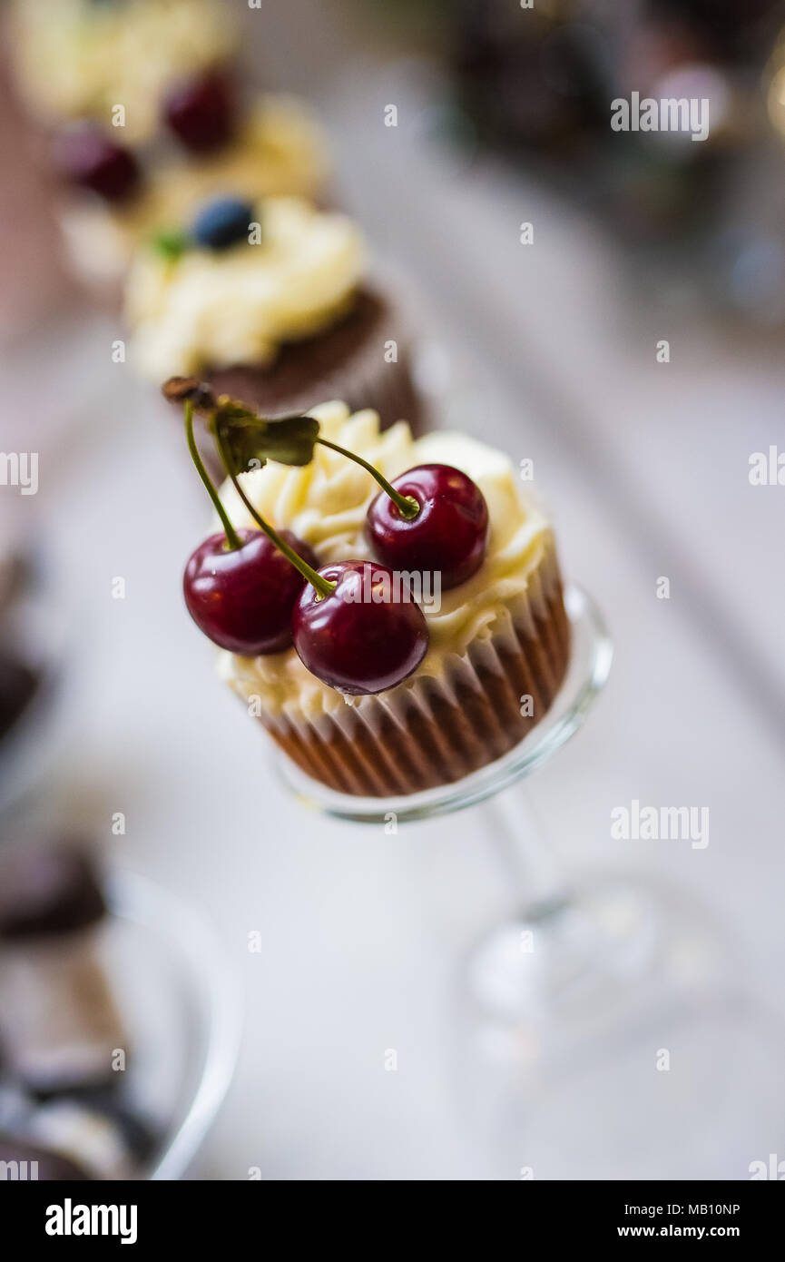 Berry muffins enrobés de crème Banque D'Images