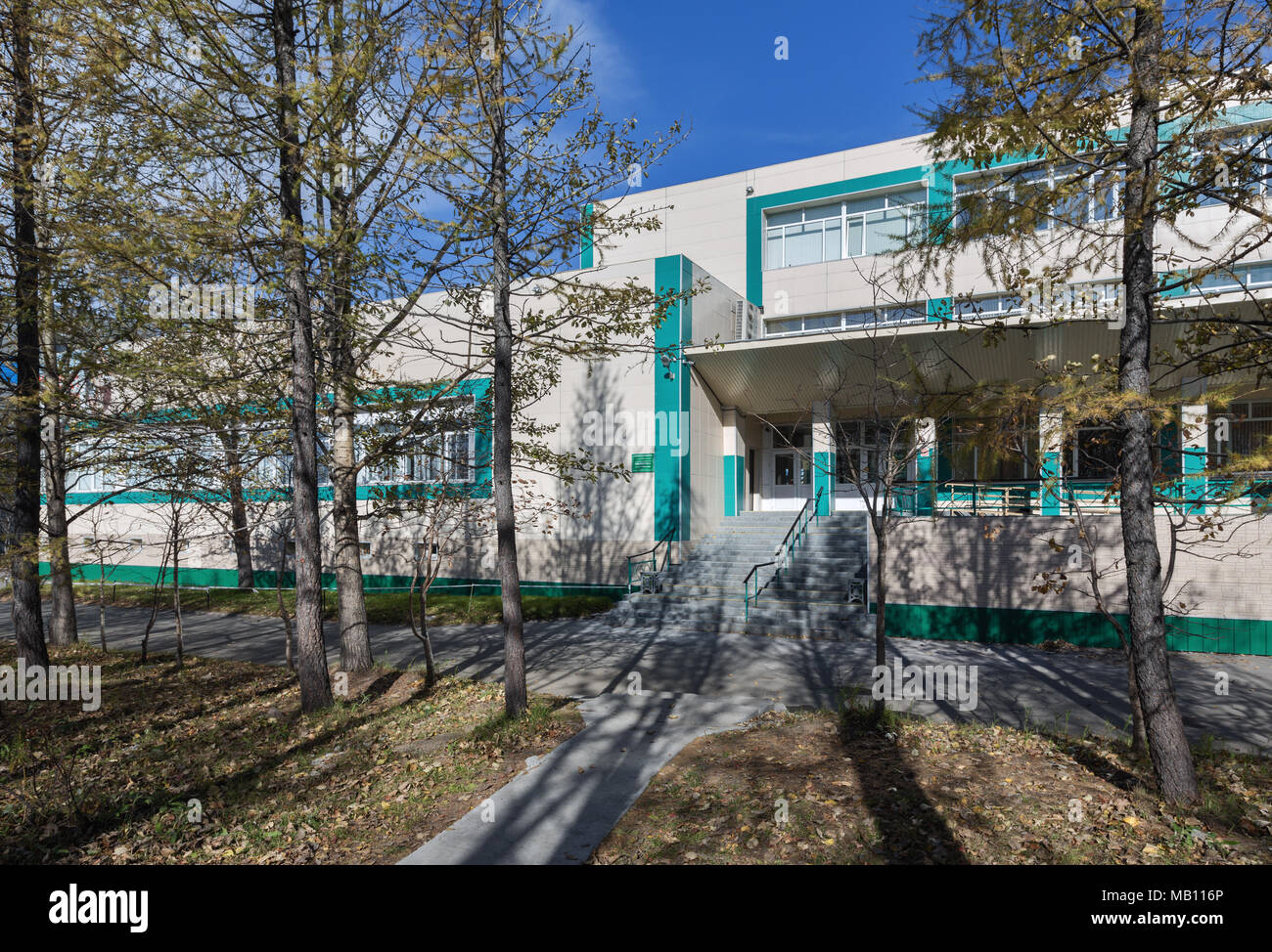 Petropavlovsk Kamchatsky Ville, péninsule du Kamtchatka : automne vue sur le bâtiment de la bibliothèque scientifique régionale du Kamtchatka par S. P. Krasheninnikov Banque D'Images