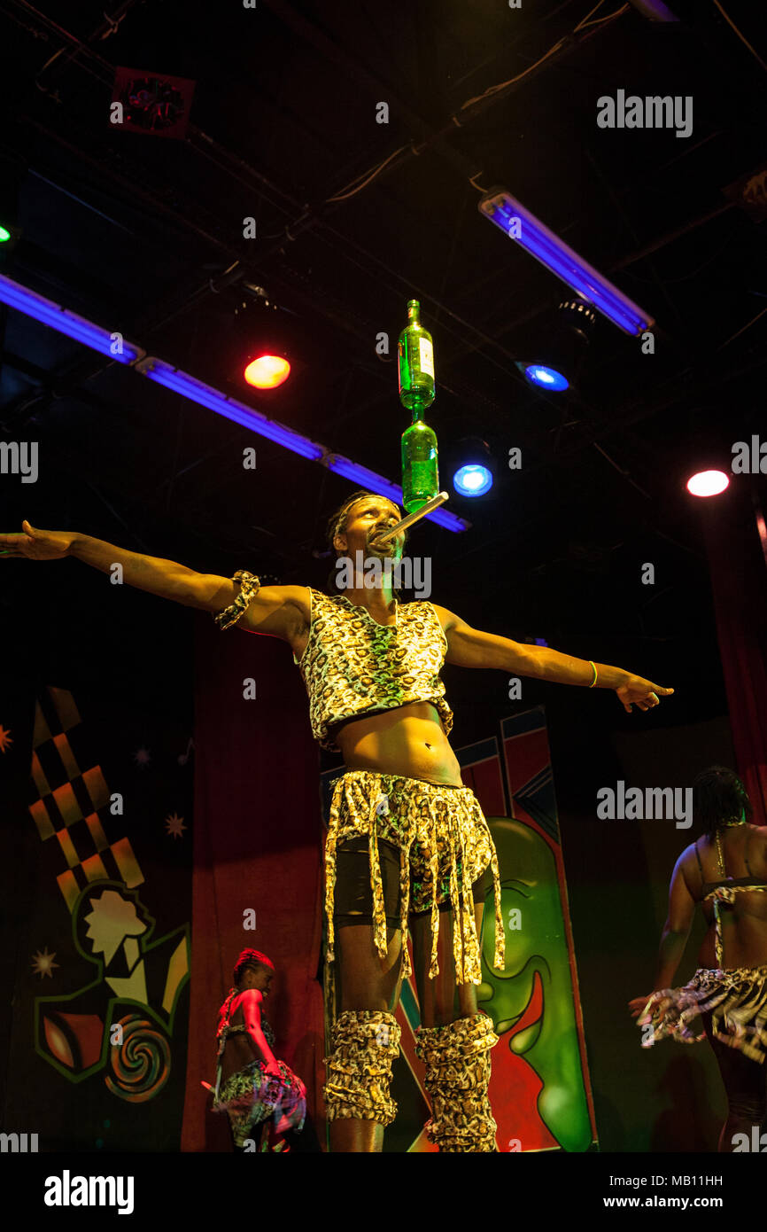 Antalya, Turquie - 12 décembre 2021 : spectacle acrobatique le plus célèbre de l'équipe des rêves africains sur une scène d'hôtel populaire Antalya, Turquie. Banque D'Images