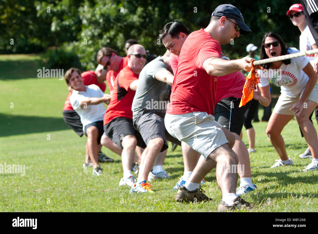 Une équipe tire dans la lutte à la corde la concurrence à une journée pour les enfants, un événement où des adultes jouent à des jeux d'enfants pour des organismes de bienfaisance le 7 septembre 2013 à Atlanta, GA. Banque D'Images