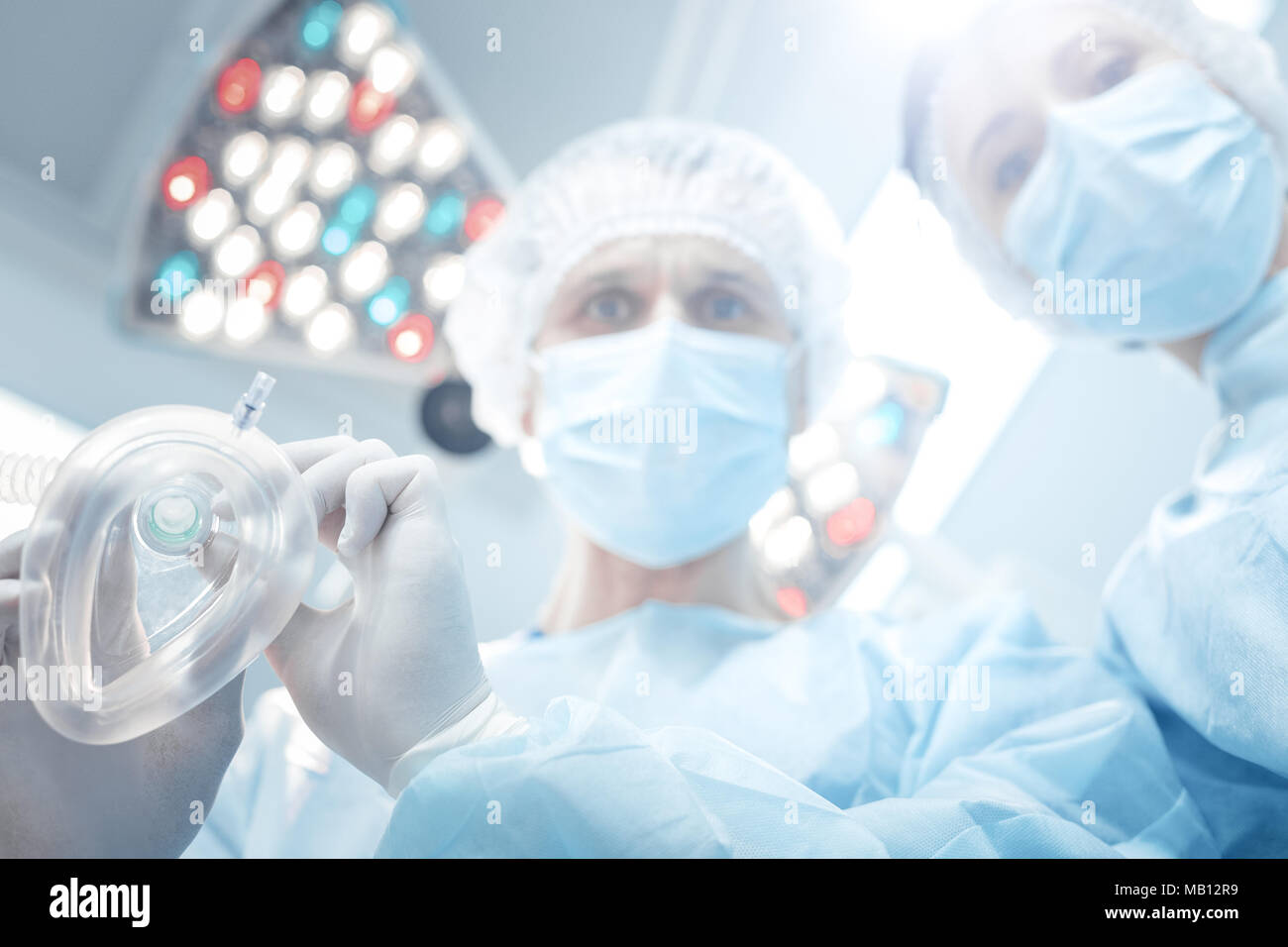 Smart Holding chirurgien professionnel un masque Banque D'Images