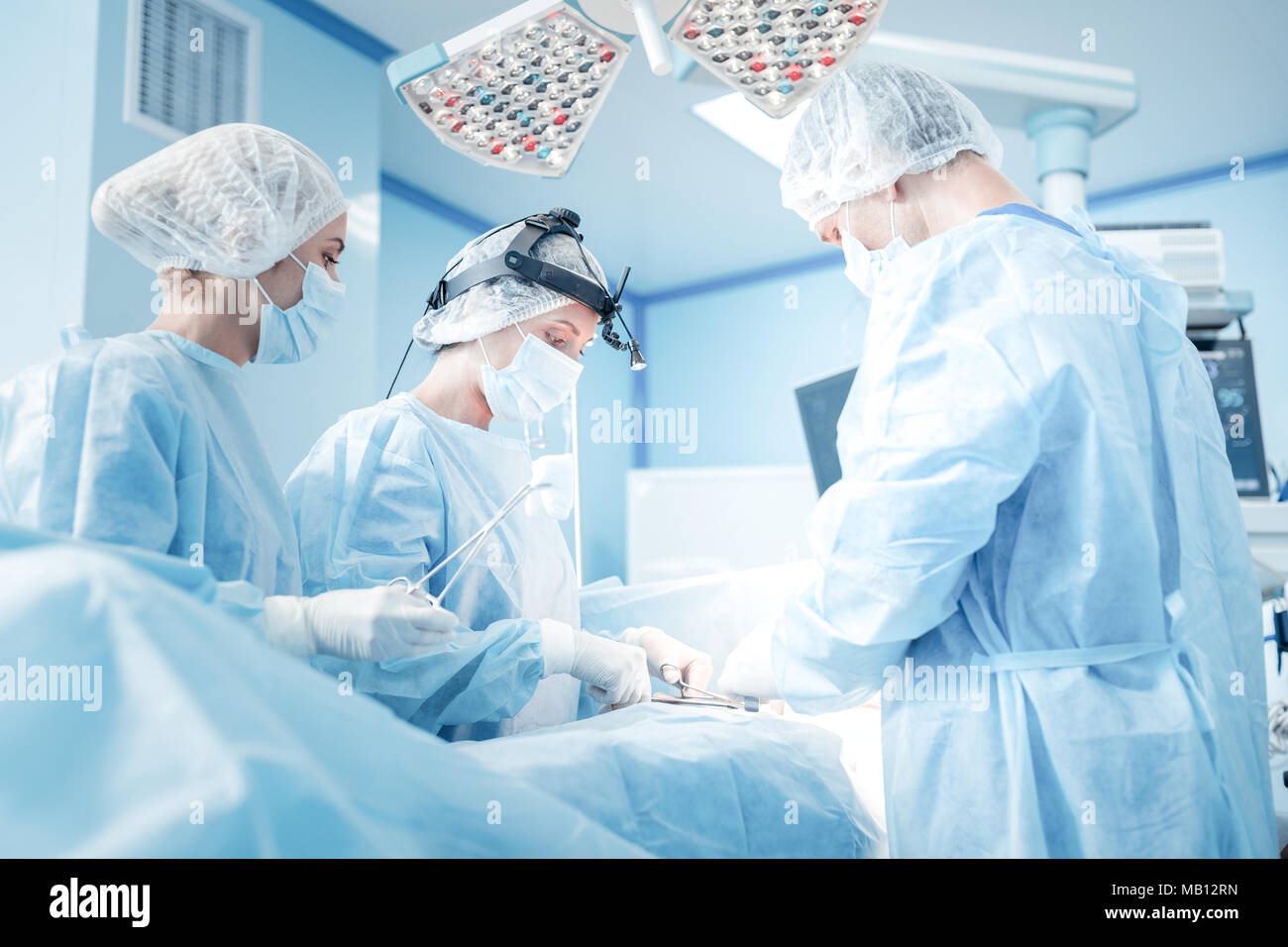 Chirurgiens intelligents professionnel enregistrement de la vie des patients Banque D'Images