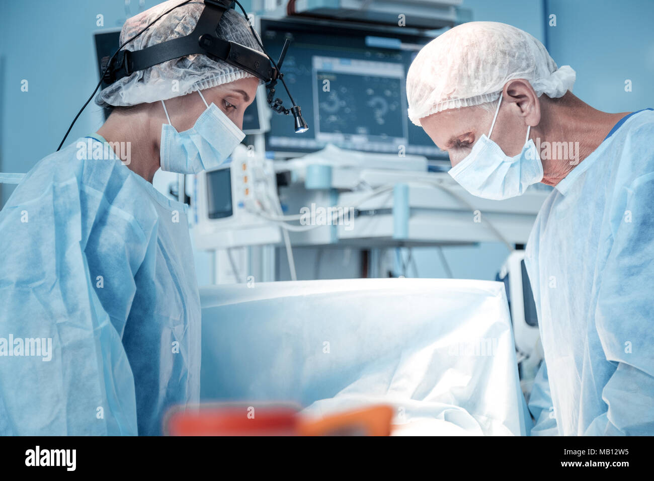 Chirurgiens professionnels sérieux debout en face de l'autre Banque D'Images