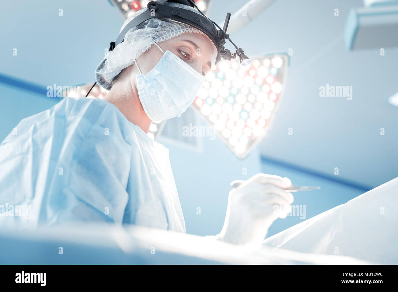 Chirurgien qualifié professionnel regardant son patient Banque D'Images