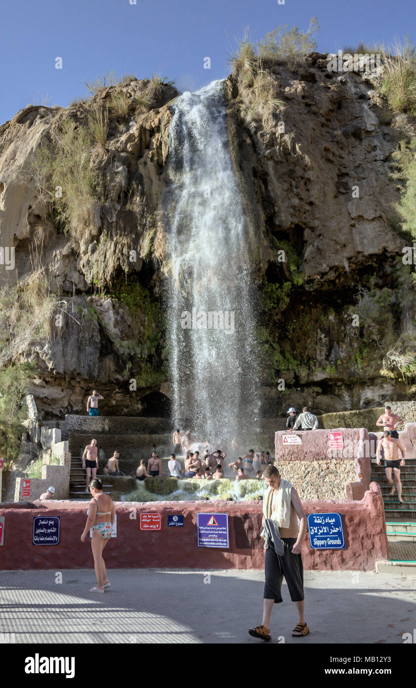 Main, Madaba, Jordanie, le 11 mars. 2018 : La grande cascade de la hot springs de main avec les touristes et les habitants se baigner dans l'eau saine et bénéficiant d'e Banque D'Images