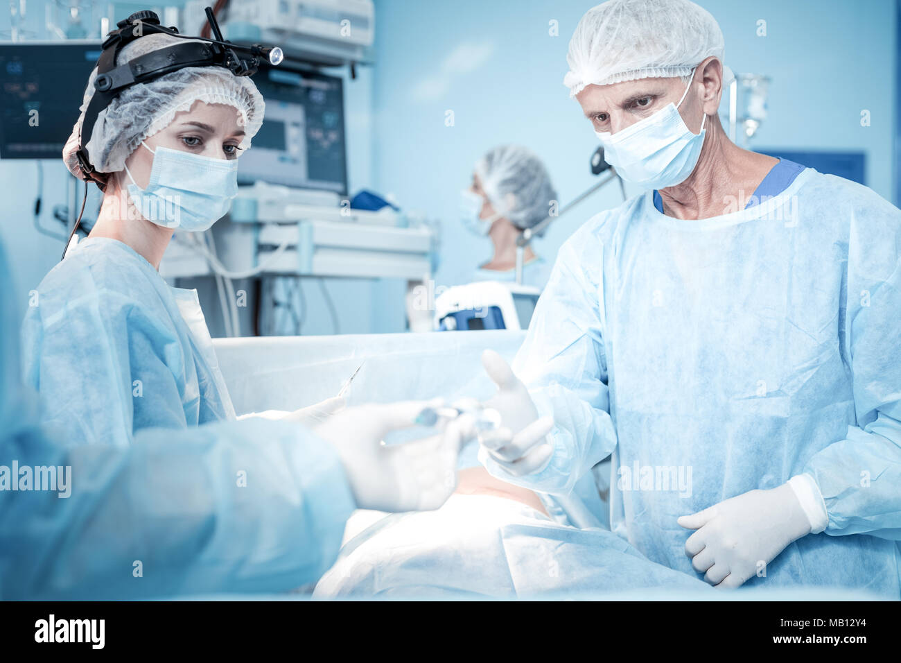 Bel homme sérieux en tenant un instrument Banque D'Images