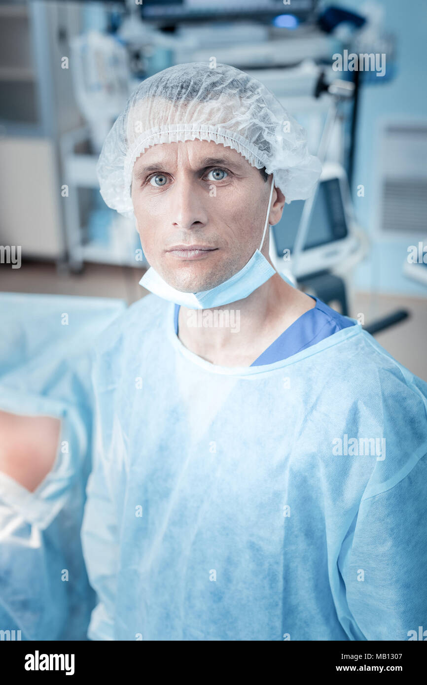 Smart confiant en vous regardant chirurgien Banque D'Images
