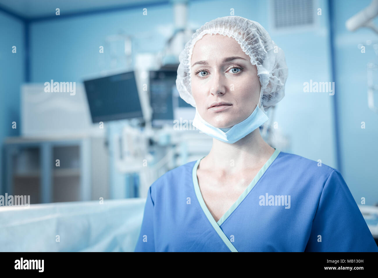 Femme sérieuse belle à en face d'elle Banque D'Images