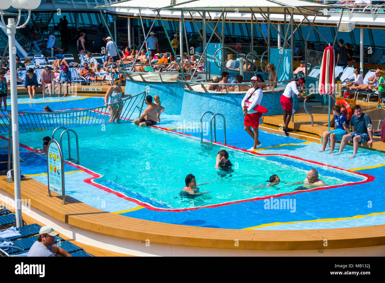 Activités au bord de l'eau à bord du bateau de croisière Royal Caribbean Rhapsody of the Seas en mer dans le golfe du Mexique Banque D'Images