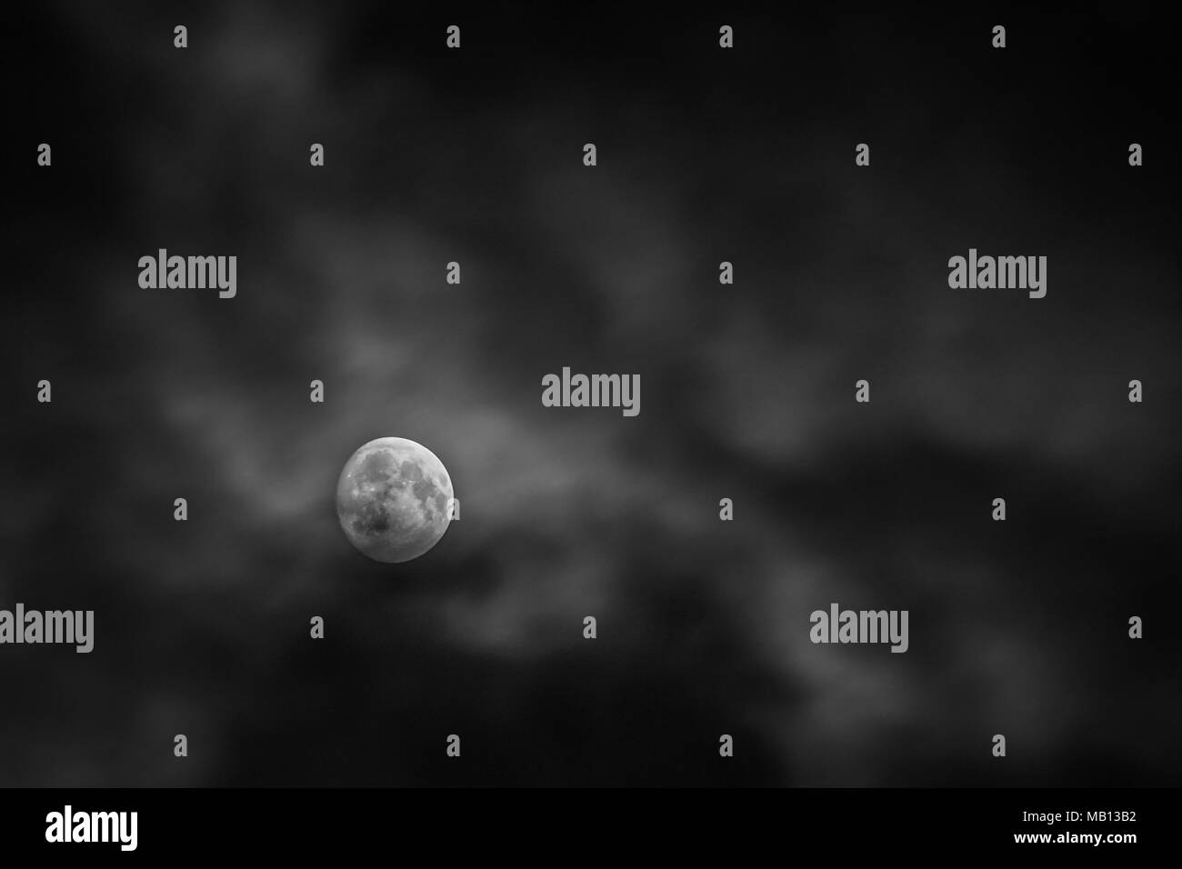 Pleine lune derrière blur clound à minuit Banque D'Images