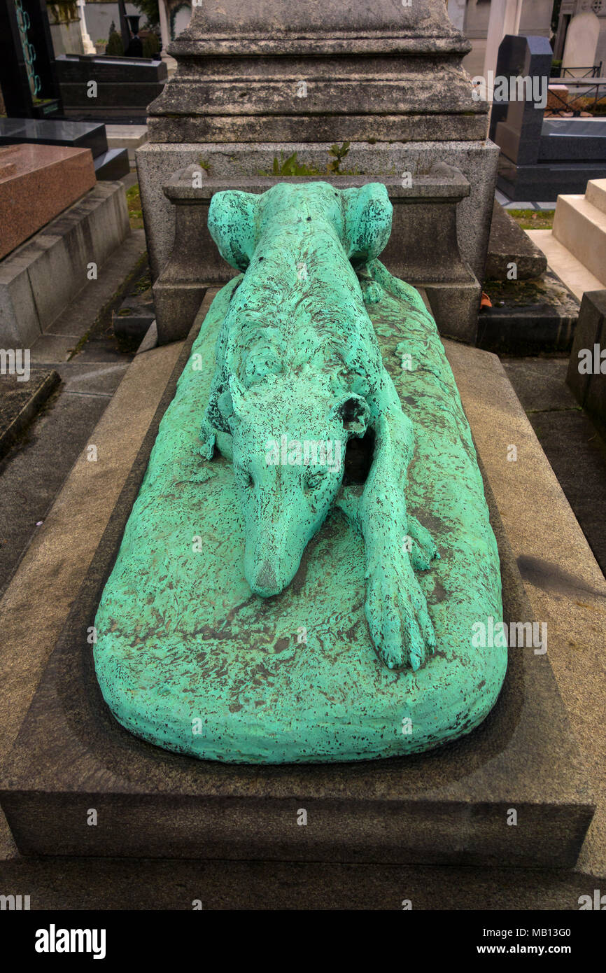 Statue de chien reposant sur tombe du cimetière de Passy,