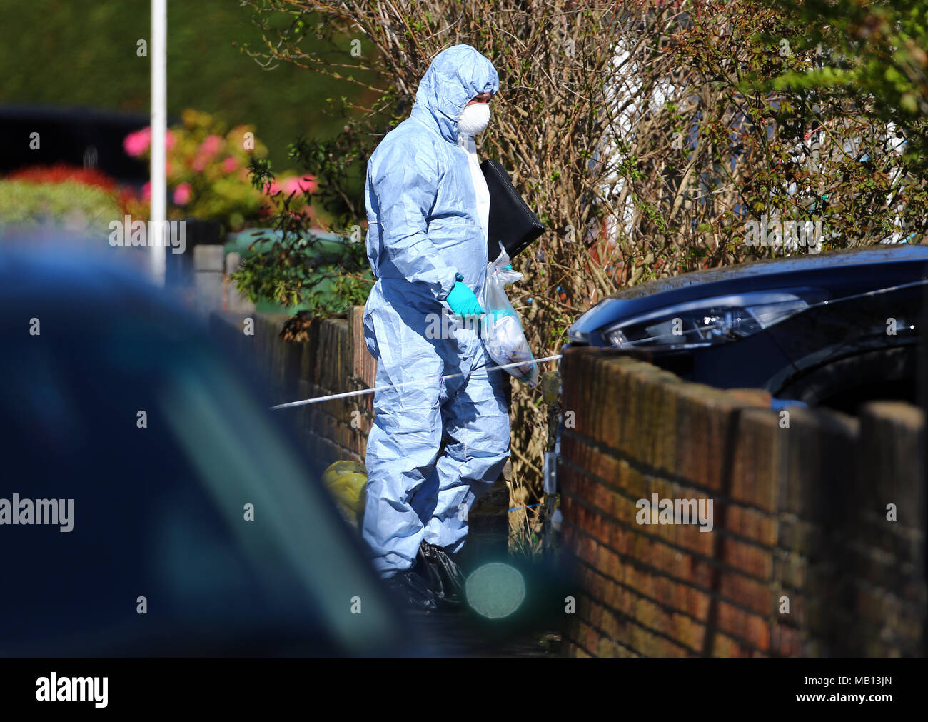 Les agents de police scientifique sur les lieux dans la région de South Park Crescent à Hither Green, Londres, après un pensionné a été arrêté, soupçonné de meurtre après avoir mortellement blessé un intrus lors d'un cambriolage suspect à son domicile hier. Banque D'Images