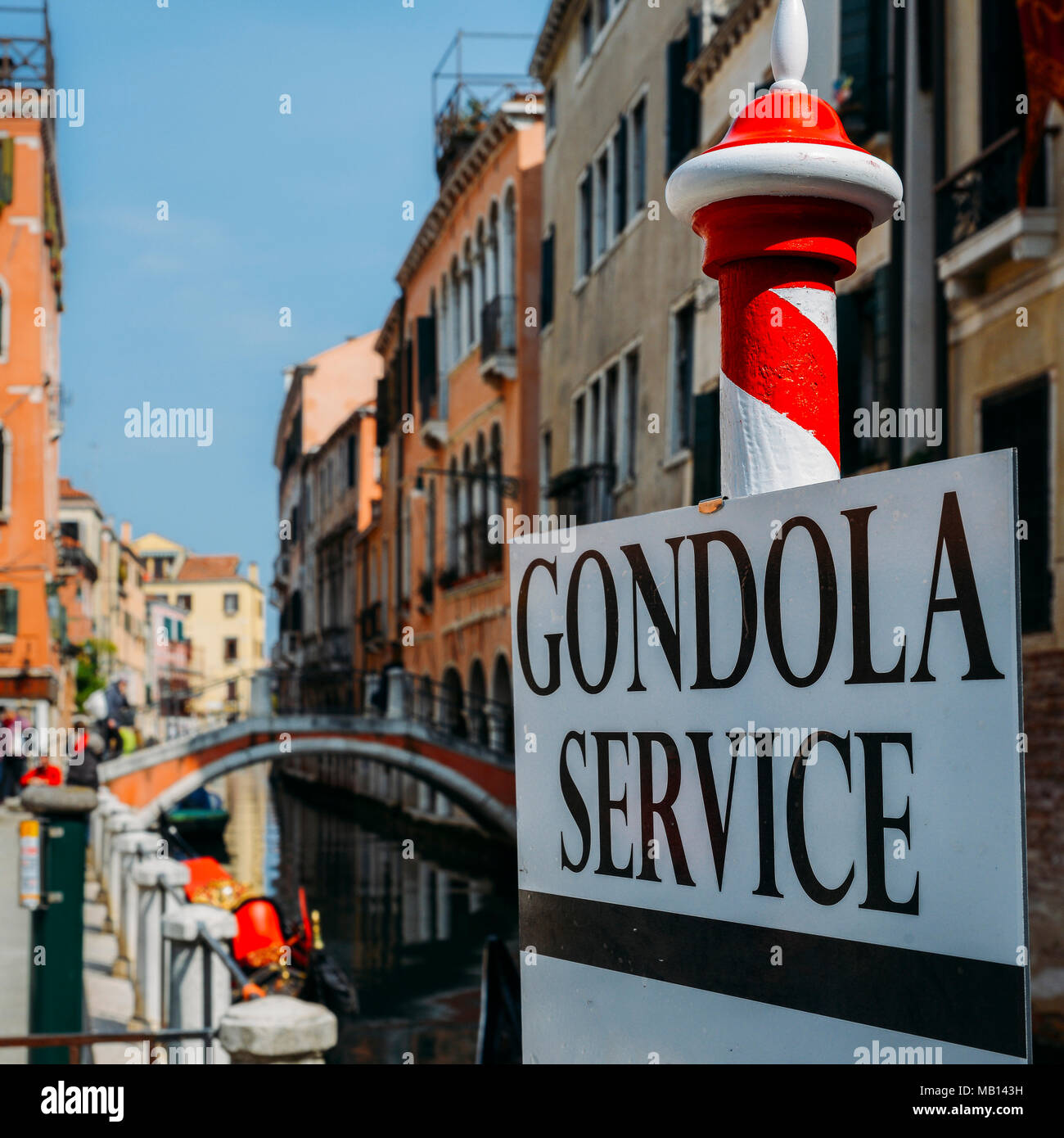 Selective focus sur les poteaux rouge et blanc gondole à Venise Services de publicité. Banque D'Images