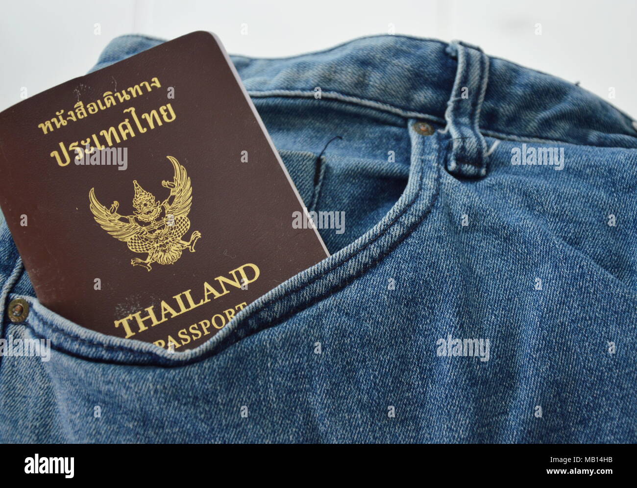 Passeport thaïlandais en bleu jean pocket Banque D'Images