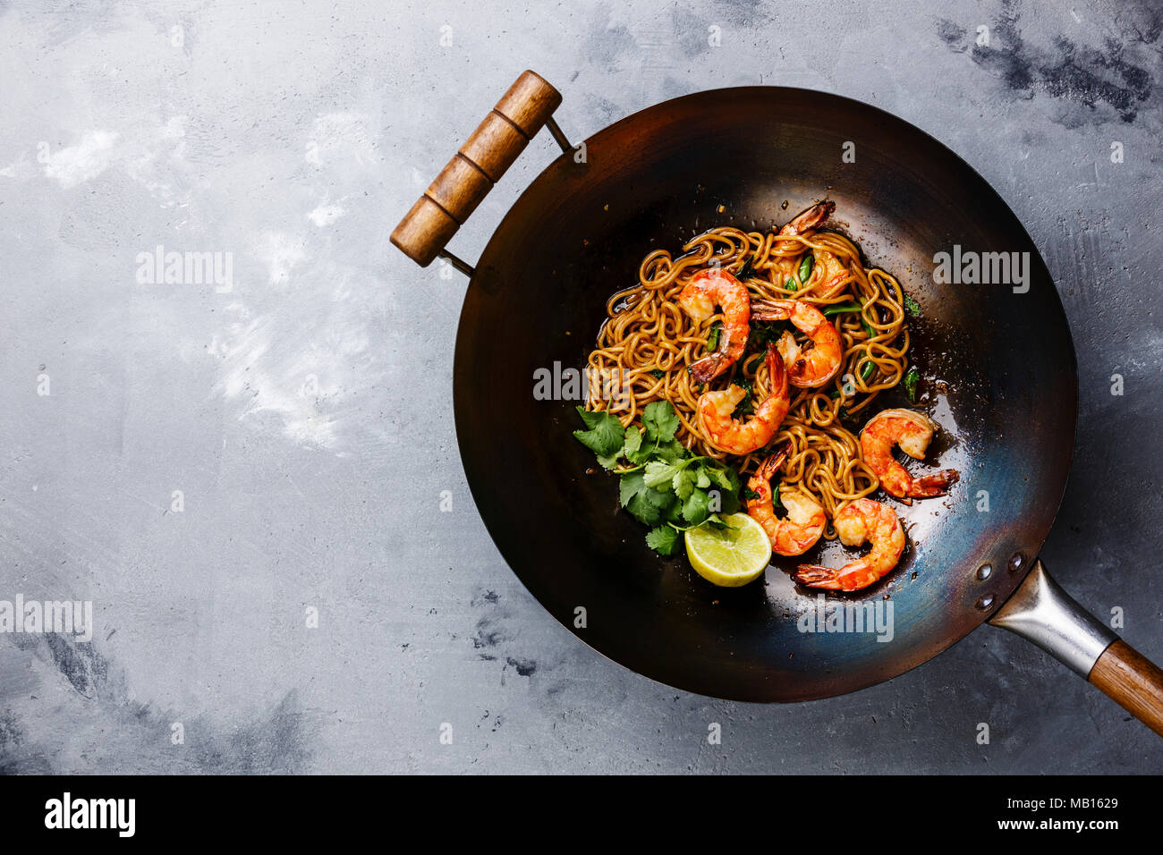 Faire sauter les nouilles ramen aux crevettes au wok casserole sur fond de  béton gris copy space Photo Stock - Alamy