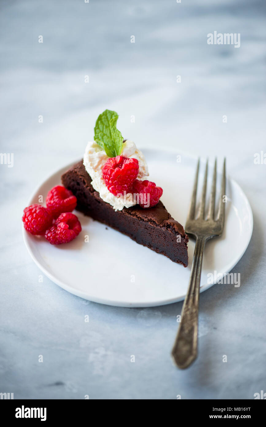 Moelleux Au Chocolat Noir Avec De La Creme Fouettee Les Baies