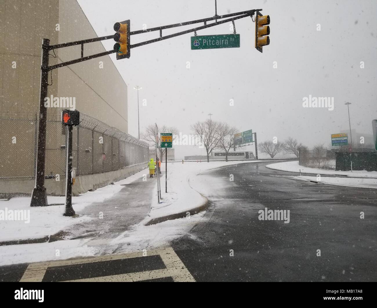 Les membres du personnel travaillent à dégager des routes que l'aéroport international Newark Liberty (EWR) et la région de Newark, New Jersey ont été presque entièrement fermée par tempête de Toby, comme des chutes de neige importantes annulations de vols et des routes fermées, le 21 mars 2018. () Banque D'Images