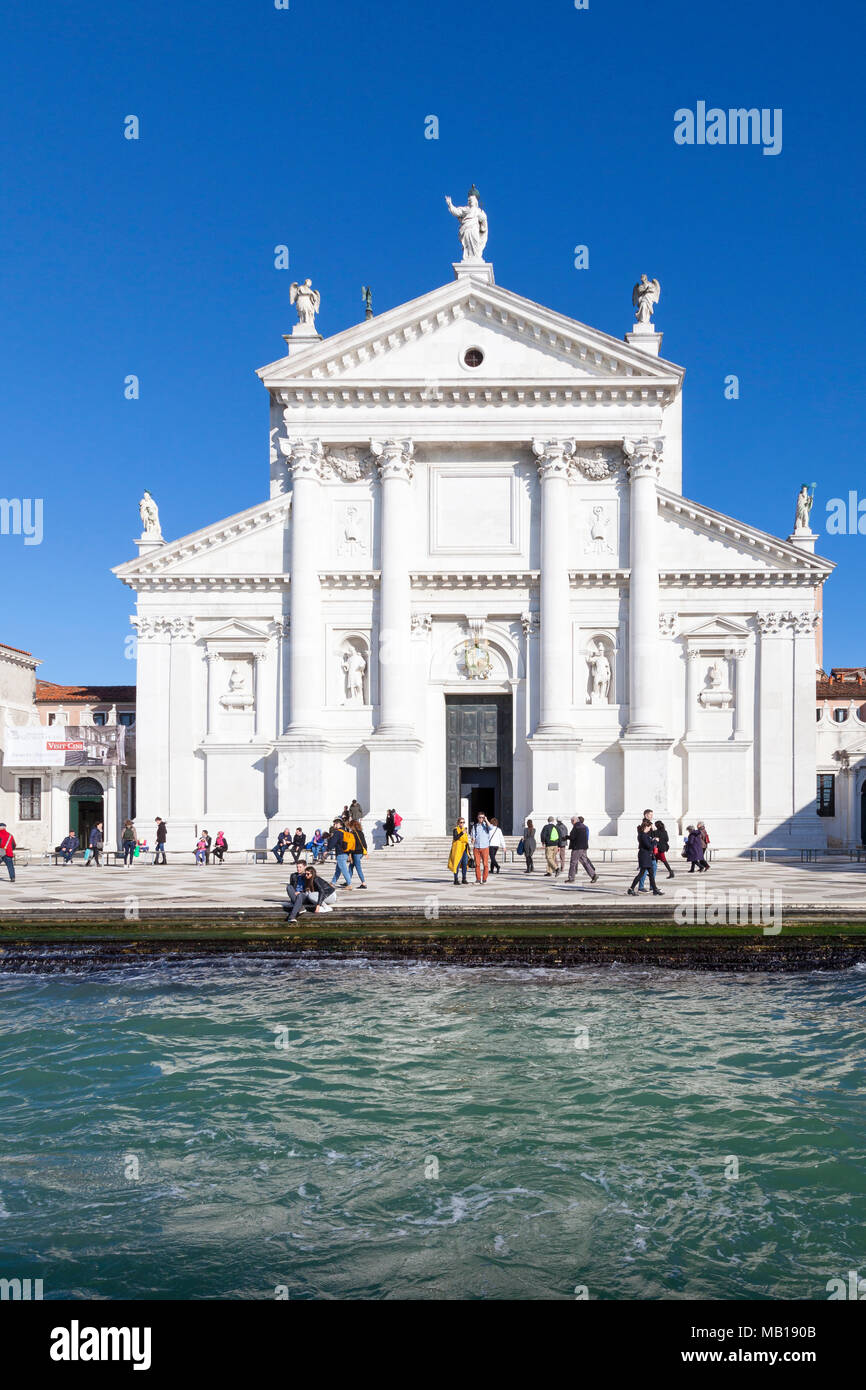 Façade de San Giorgio Maggiore de Giudecca Canal, Venice, Veneto, Italie. Cette église a été conçue par Palladio à face au coucher de soleil Banque D'Images