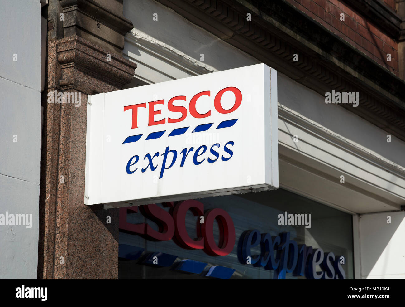 Tesco Express sign, Station Rd, Nottingham, Nottinghamshire, Angleterre - 3 Avril 2018 Banque D'Images