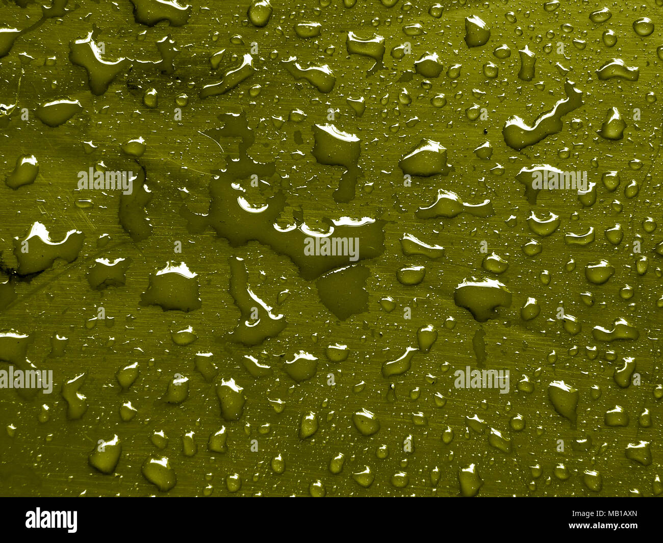 Goutte d'eau sur une surface métallique vert olive Banque D'Images