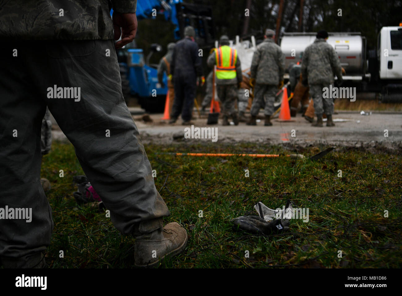 Un pilote américain observe alors que ses homologues de combler un trou dans le sol lors d'une rapide réparation des dommages de l'aérodrome d'entraînement sur la base aérienne de Ramstein, en Allemagne, le 25 janvier 2018. Tag serait aviateurs dans et hors de l'exercice pour se reposer après le mélange du ciment de remplissage à basse viscosité. Banque D'Images