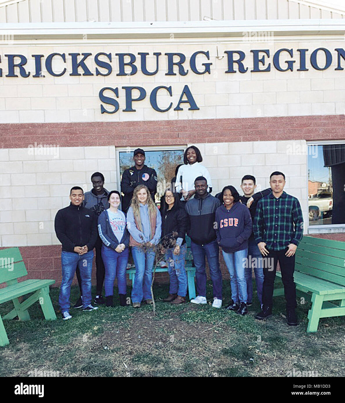 De gauche à droite, sur la photo à l'Fredericksburg Société pour la prévention de la cruauté envers les animaux sont des bénévoles Sgt. Segundo, lance le Cpl. Omot, Cpl. Kayla Plante, lance le Cpl. Wingate, Cpl. Guett, Cpl Balderas, lance le Cpl. Milligan, lance le Cpl. Frisch, la FPC. Powell, Cpl. Hernandez et la FPC. Hernandez. Banque D'Images