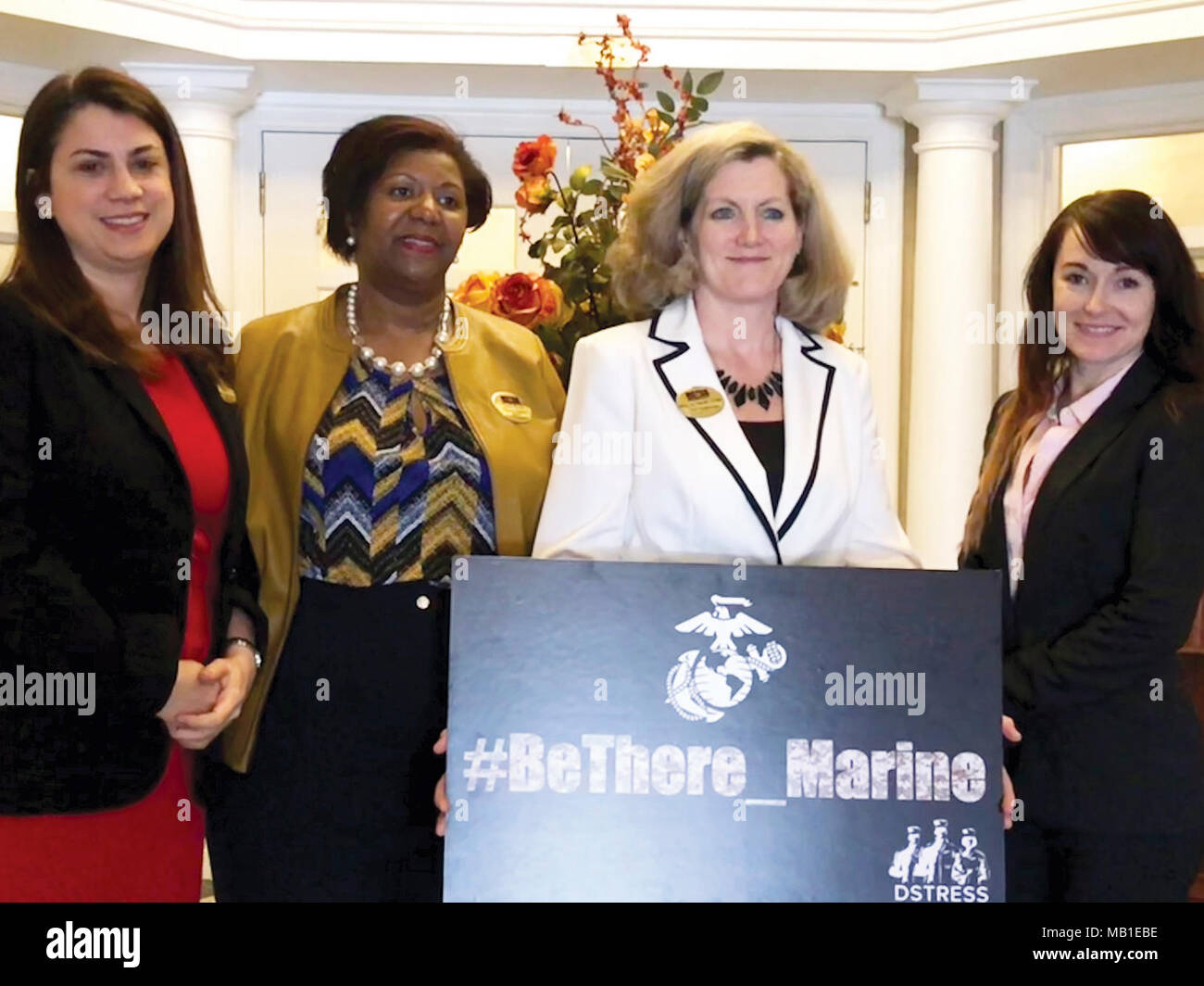 Rose Barros, Family Advocacy Program (FAP) Spécialiste de la prévention et de l'éducation ; Laurie Wilson, directeur adjoint de la Marine, et à la famille ; Mary Jo-Betyak eisler, superviseur, des programmes de counselling communautaire ; et Vicki Duffy, chef de la section de prévention du Corps des marines de l'Administration centrale de la santé comportementale, les capacités ont été louangé récemment avec la reconnaissance de leurs efforts de sensibilisation à la prévention du suicide au cours du Mois de sensibilisation à la prévention du suicide observé en septembre. Banque D'Images