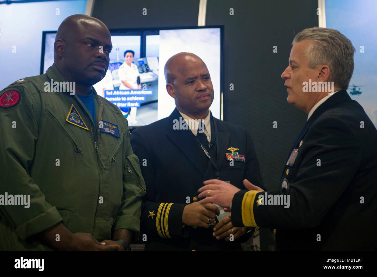 WASHINGTON (fév. 09, 2018) Les officiers de marine de discuter du nouveau collège de guerre navale (NWC) étude, inspirant l'innovation, au cours d'une carrière juste à la 32e événement annuel du Black Ingénieur de l'année (BEYA) Conférence. BEYA reconnaît l'excellence en ingénierie pour le gouvernement et les organisations civiles, et est l'un des plus grands événements pour la diversité La Marine participe à chaque année. Banque D'Images