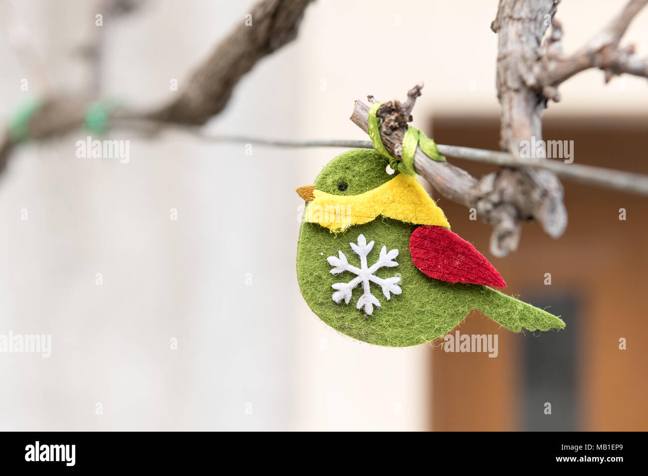Petit oiseau artisanat vert en feutrine suspendu à un fil de Valun, Cres Croatie Banque D'Images