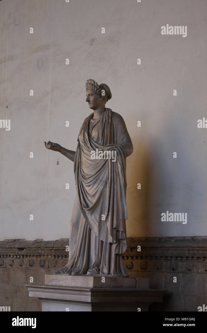 Ancienne cité romaine d'une sculpture Vestal Virgin à la Loggia dei Lanzi, Florence, Italie Banque D'Images