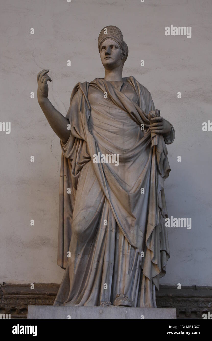 Ancienne cité romaine d'une sculpture Vestal Virgin à la Loggia dei Lanzi, Florence, Italie Banque D'Images
