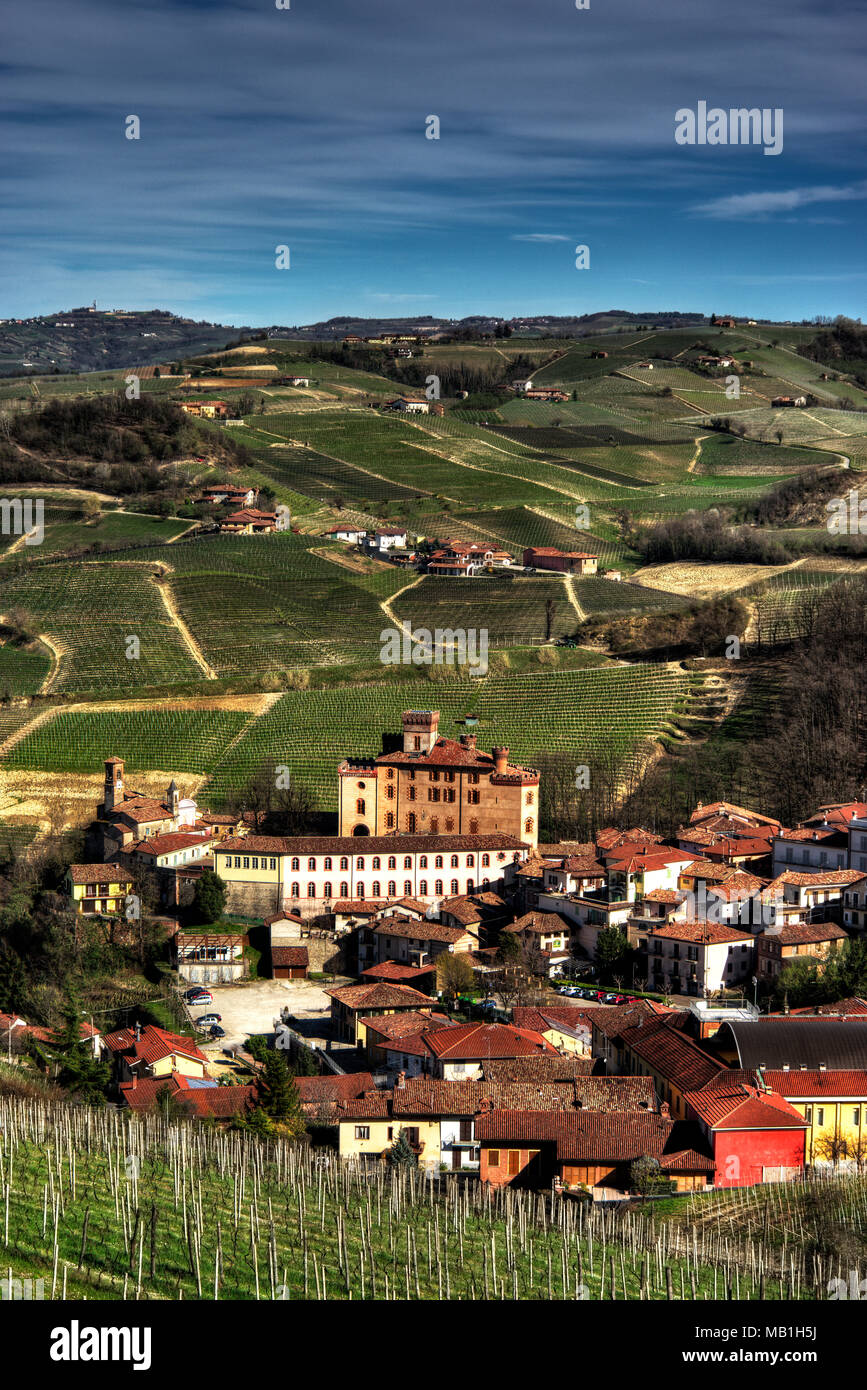 La ville de Barolo, avec le château Falletti, parmi les vignes, au centre de la zone de l'homonyme vin. Banque D'Images