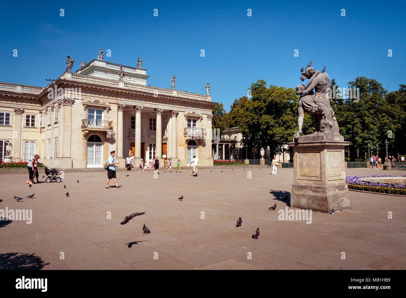 Les touristes dans le Parc des Thermes royaux Lazienki, côté sud du Palais sur l'Île, attraction touristique VARSOVIE, POLOGNE - 20 AOÛT 2009 Banque D'Images