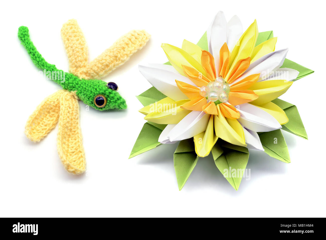 Libellule crochet et Water Lily en papier origami sur blanc fond isolé. Banque D'Images