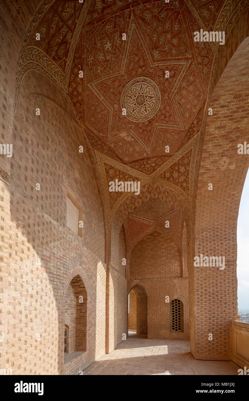 Détail de galeries en stuc de mausolée d'Uljaytu, Sultaniyya, Iran Banque D'Images