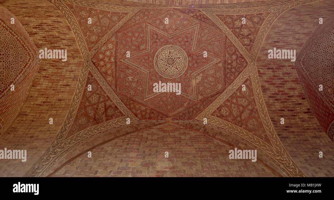 Détail de galeries en stuc de mausolée d'Uljaytu, Sultaniyya, Iran Banque D'Images