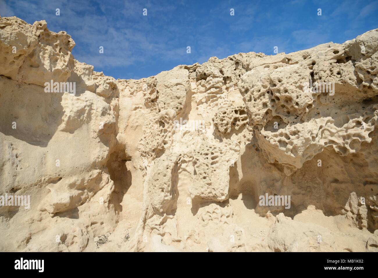 Fortement érodé de dunes de sable fossilisées calcarenite Pliocène, soulevés les roches sédimentaires, Monument Naturel d'Ajuy (Puerto de la Peña), Fuerteventura Banque D'Images