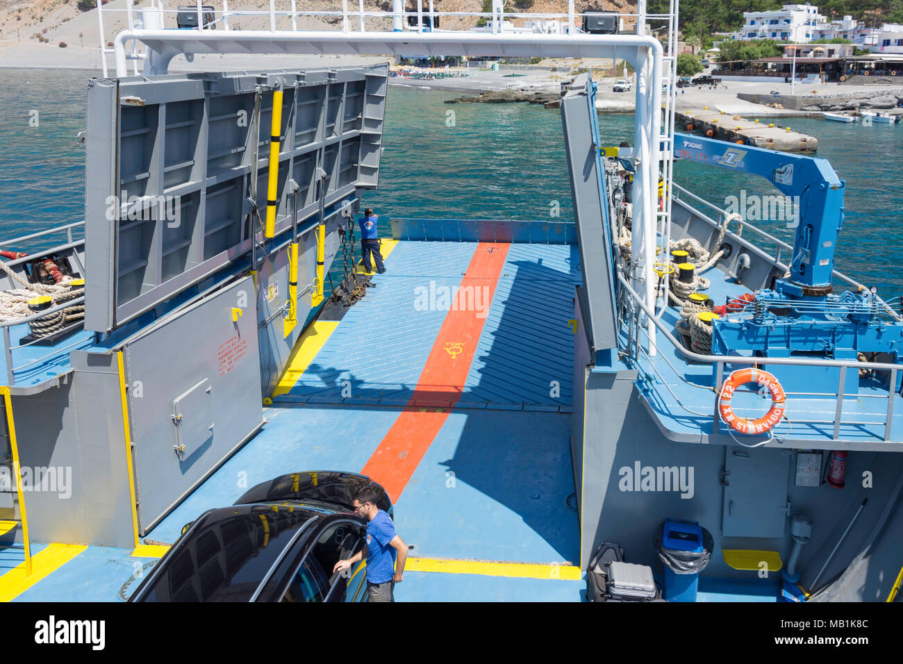 Car-ferry qui arrivent au port d'Agia Roumeli, Sfakia, Chania, Crete Région (Crète), Grèce Banque D'Images