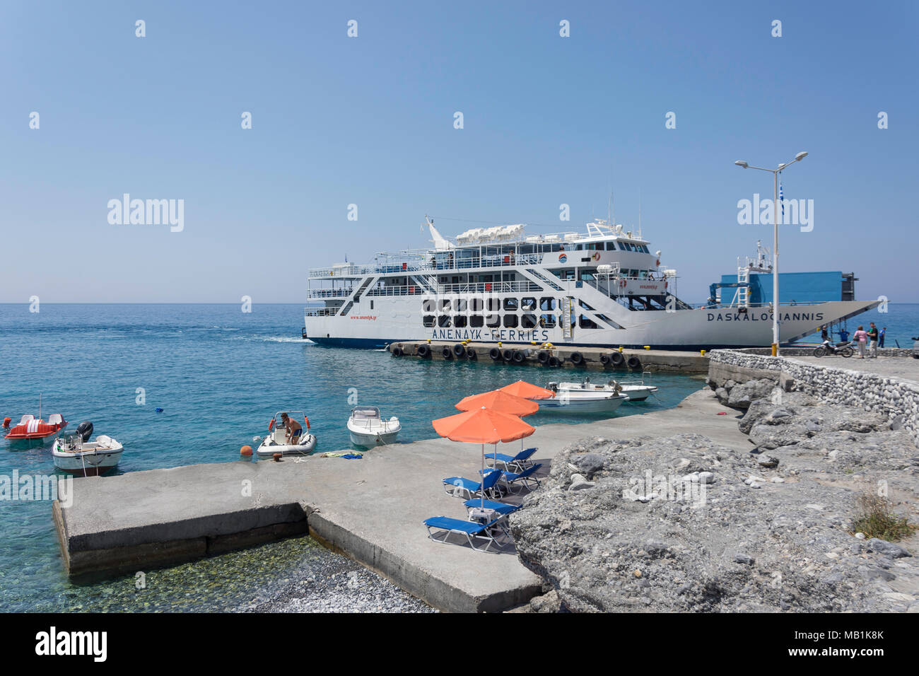 Traversier sur jetty, Agia Roumeli, Sfakia, Chania, Crete Région (Crète), Grèce Banque D'Images