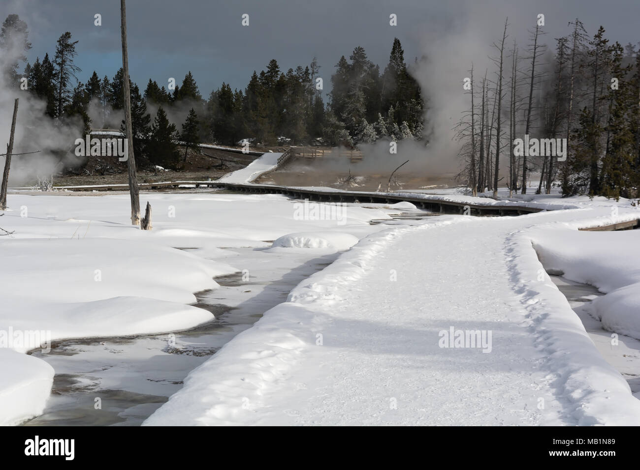 Légèrement plus élevées de trottoirs sont couverts de neige touristiques qui mènent à la boue hot springs. Banque D'Images