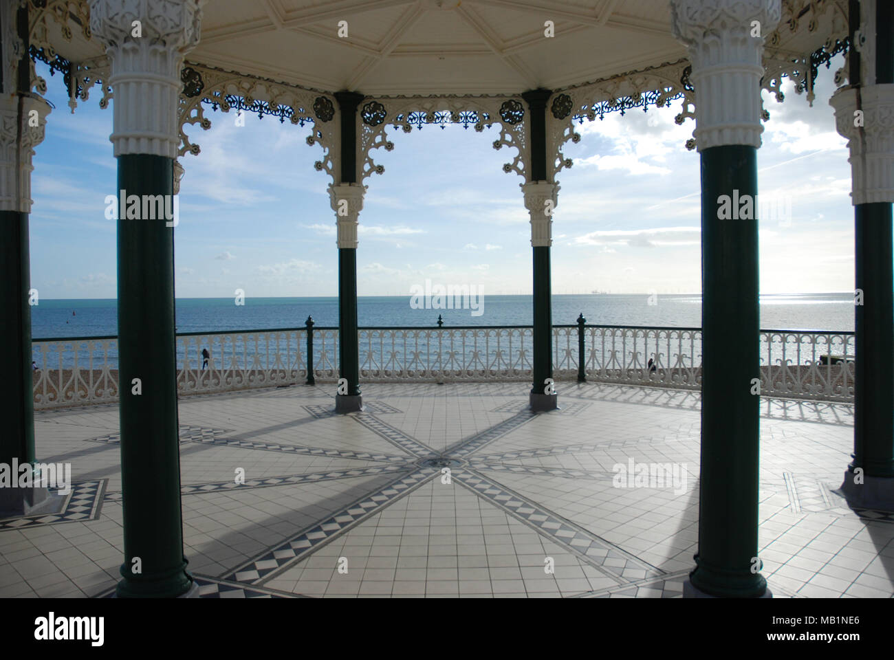 La vue sur la mer depuis le kiosque à Brighton Banque D'Images