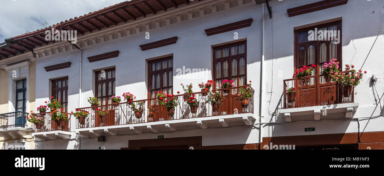 Panorama d'un balcon typique Quito avec fleur rouge géraniums Banque D'Images