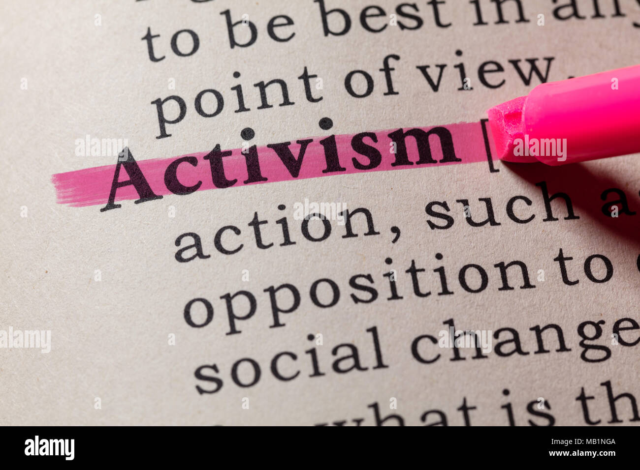 Faux dictionnaire, dictionnaire définition du mot activisme. y compris les principaux termes descriptifs. Banque D'Images