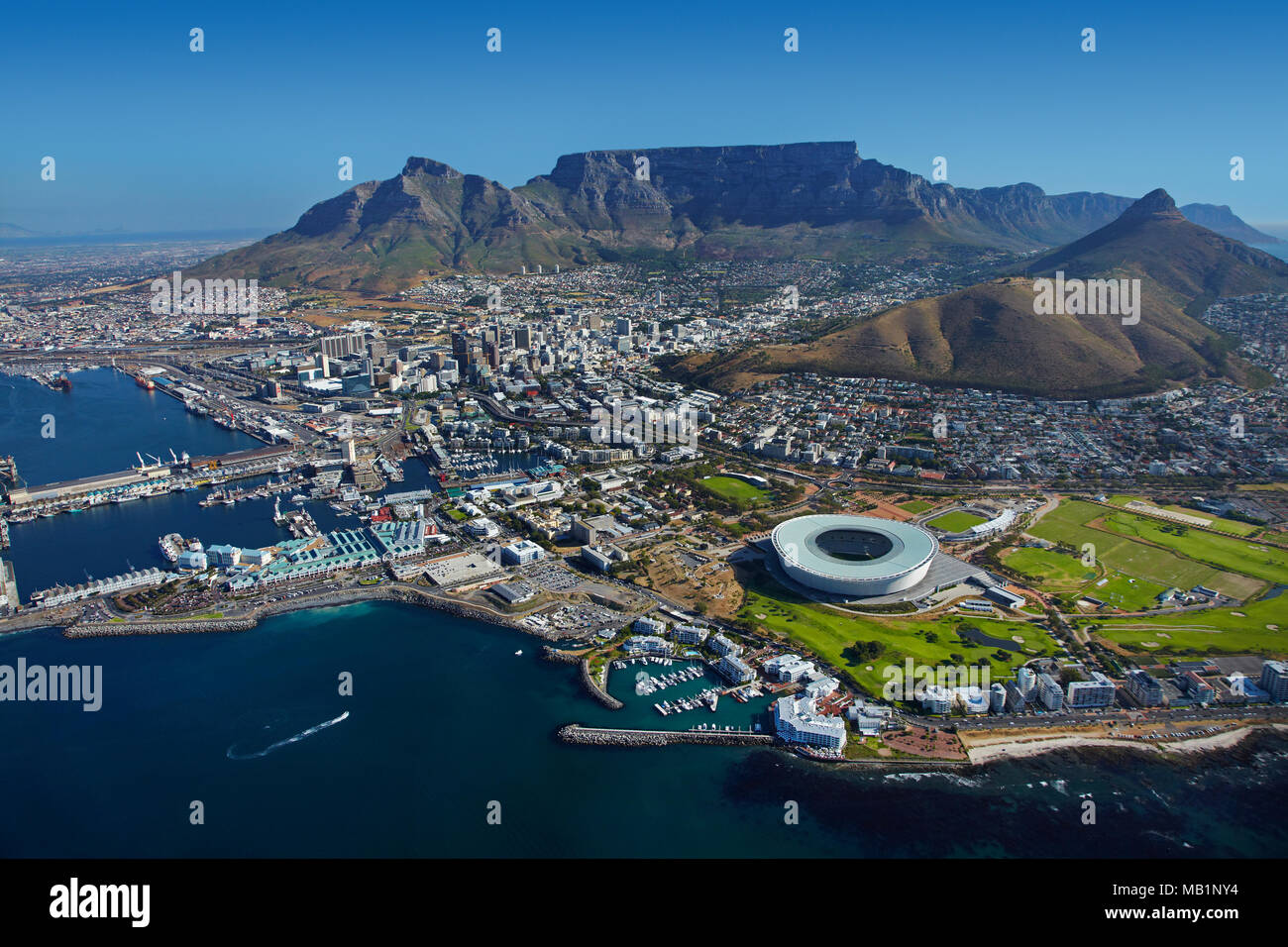 Cape Town Stadium, V & A Waterfront (à gauche), et la montagne de la Table, Cape Town, Afrique du Sud - vue aérienne Banque D'Images