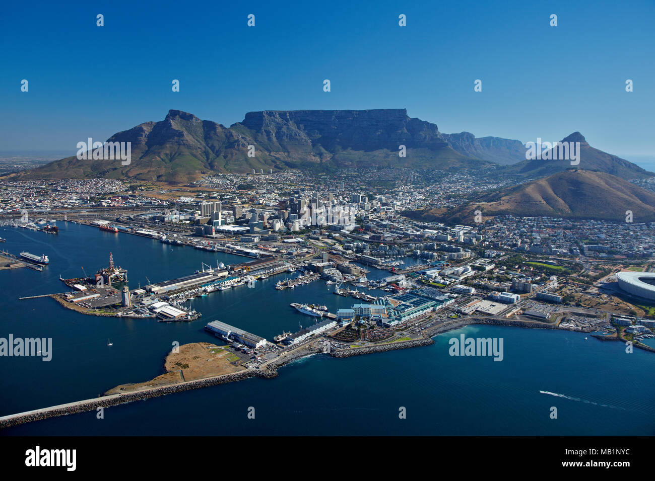 Port de Cape Town, V & A Waterfront, CBD, et Table Mountain, Cape Town, Afrique du Sud - vue aérienne Banque D'Images
