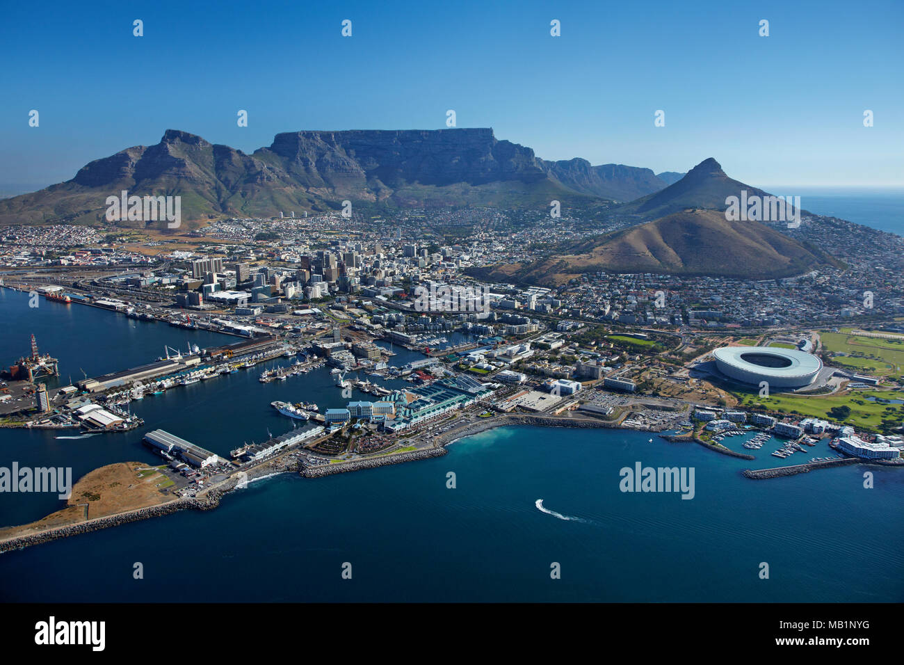 V & A Waterfront, Cape Town Stadium, et Table Mountain, Cape Town, Afrique du Sud - vue aérienne Banque D'Images